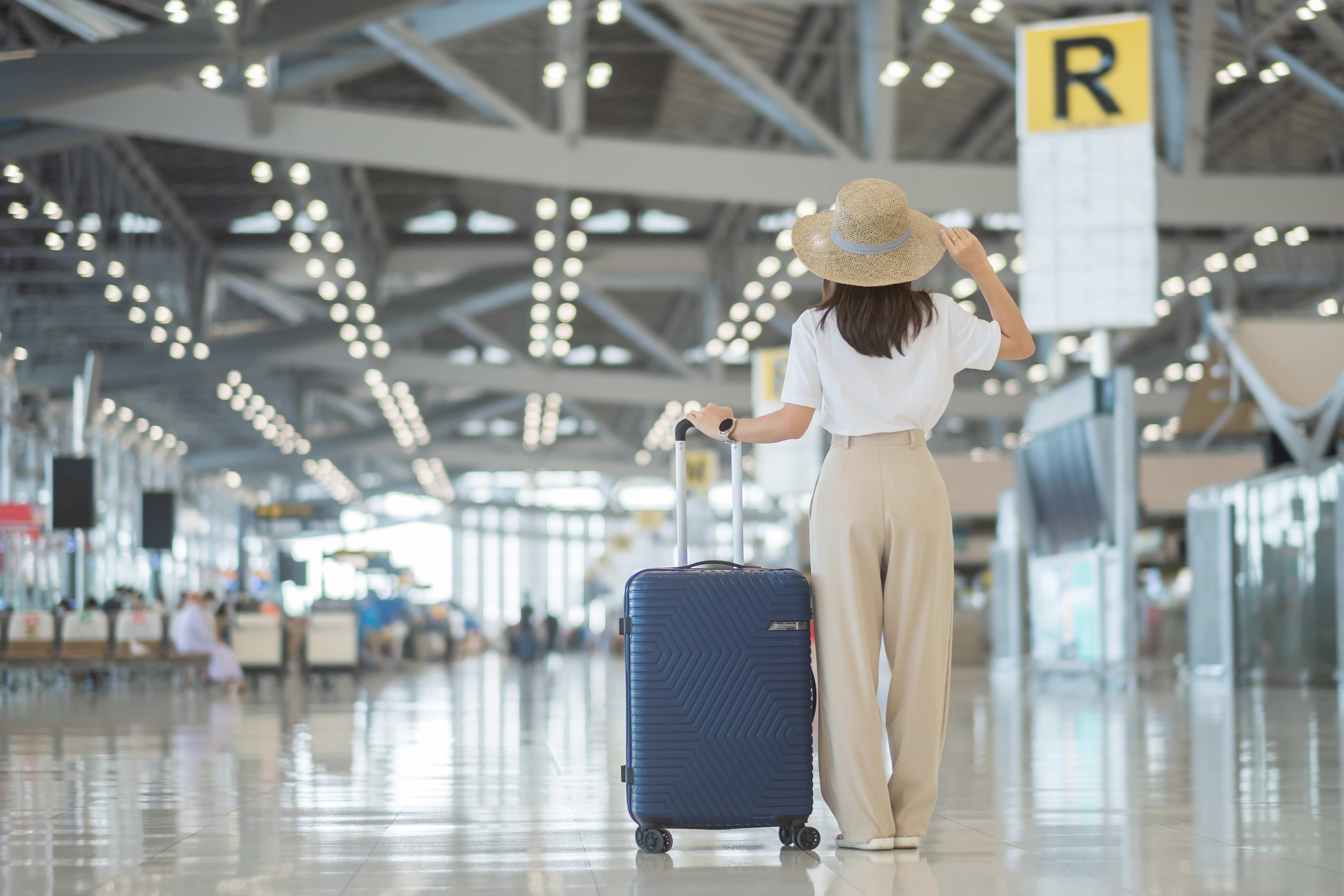 Frau schaut sich am Flughafen um