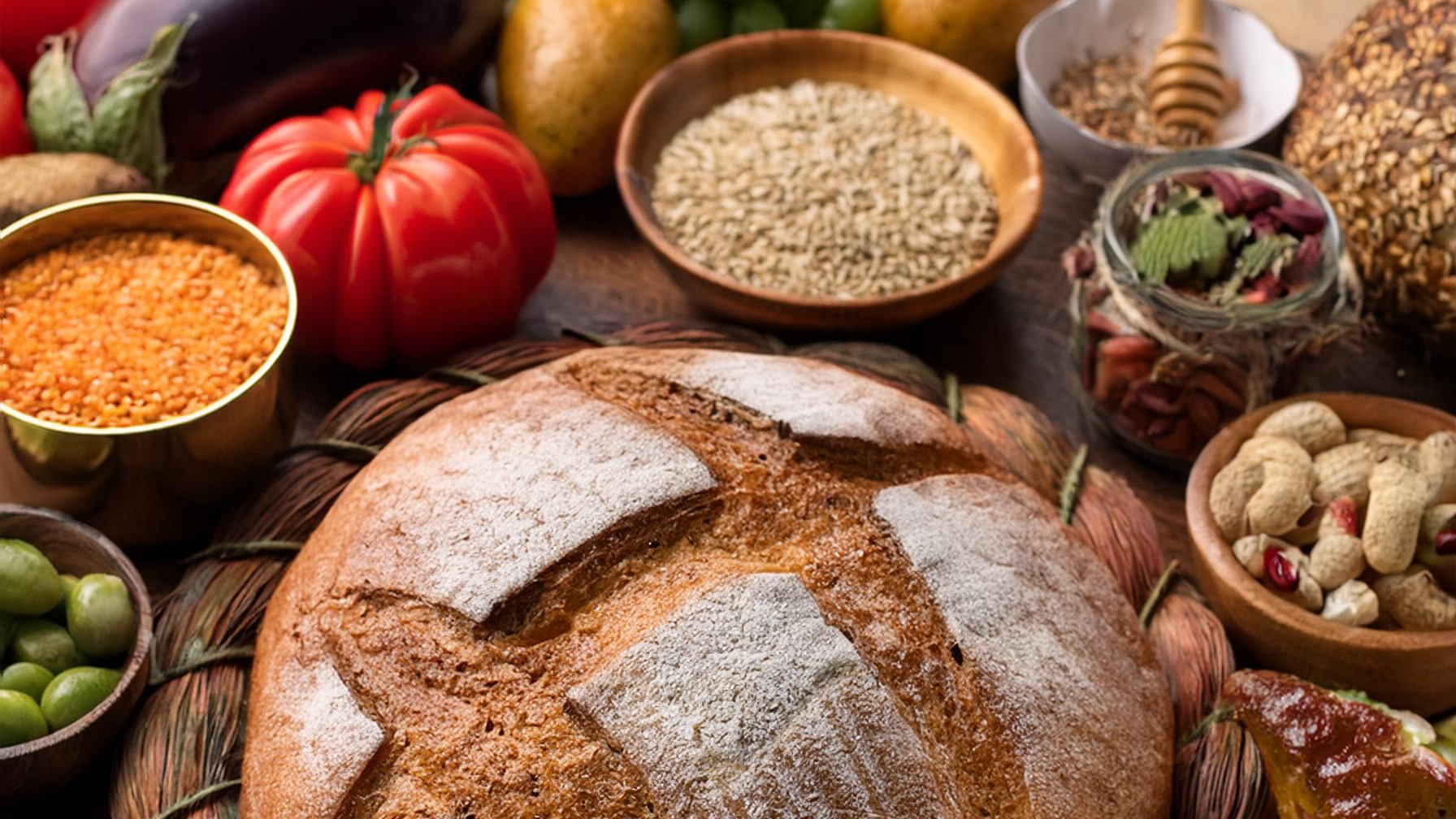 Brot liegt mit anderen Lebensmitteln auf dem Tisch