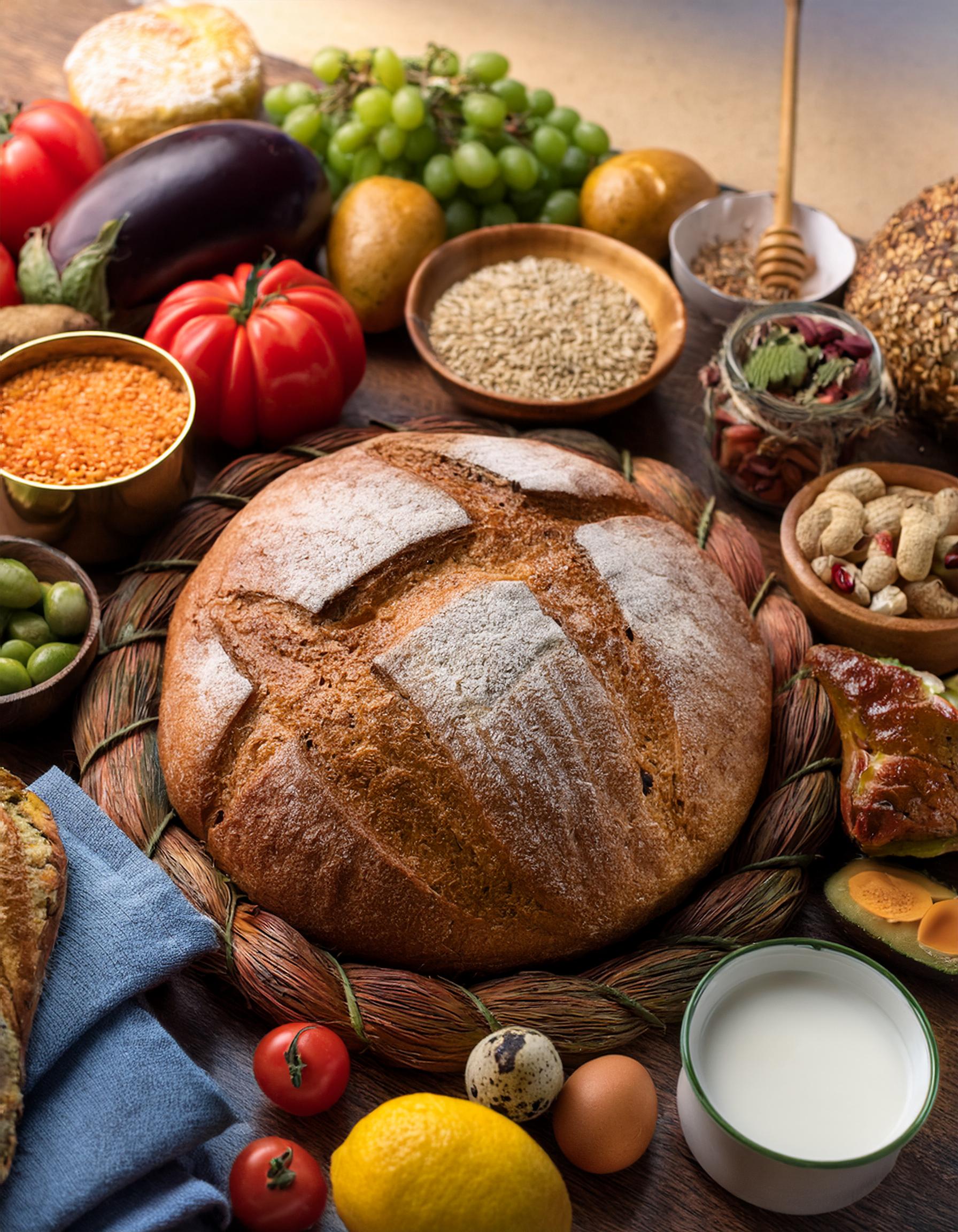 Brot, Obst, Gemüse auf einem Tisch