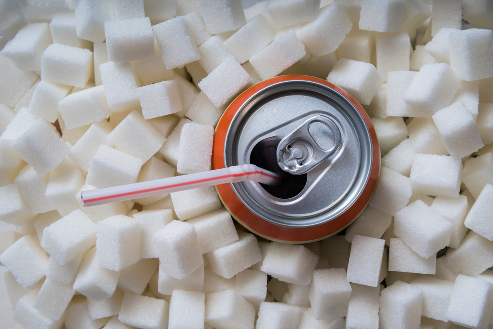 Softdrink in einem Haufen Würfelzucker