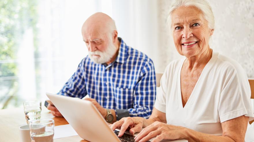 Senioren schauen auf Laptop
